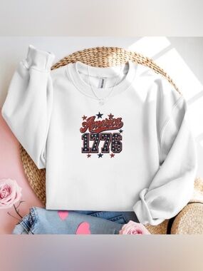 America 1776 Patriotic Sweatshirt Vintage USA Graphic Crewneck